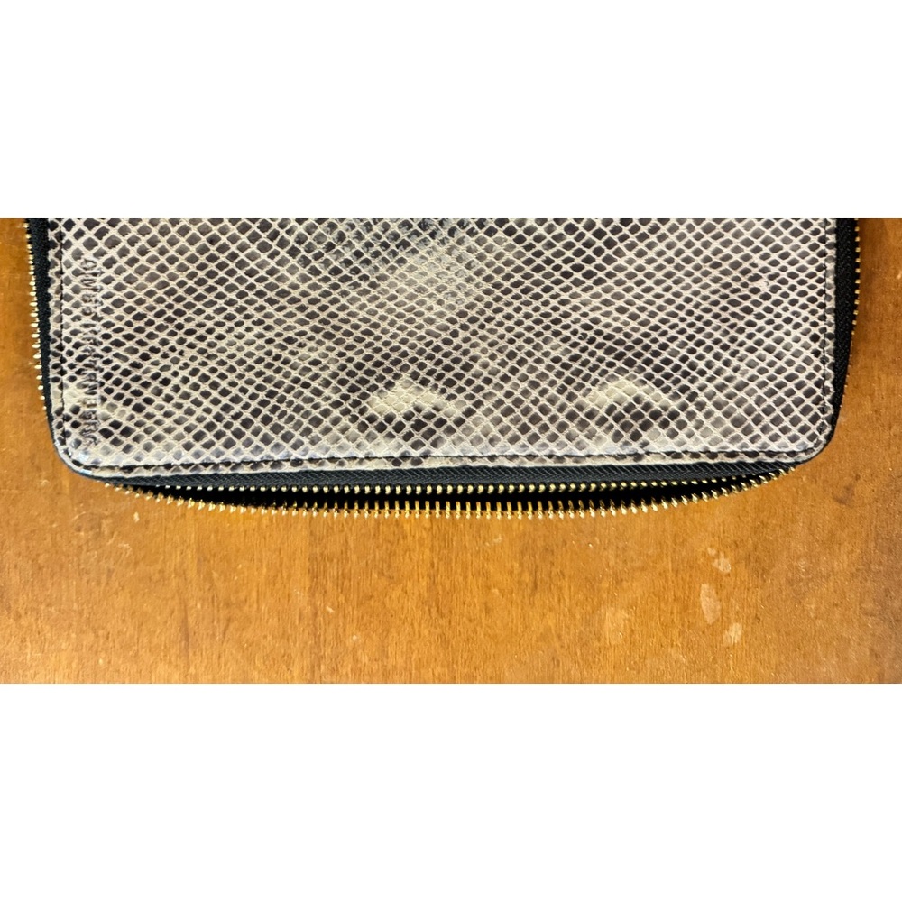 Gorgeous leather card carrier, good for travel